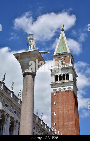 Alte St. Theodore Column und St Mark Campanile gegeneinander in der Mitte von Venedig Stockfoto