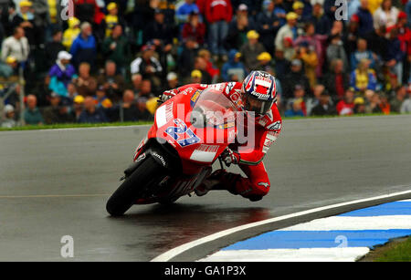 Australiens Moto GP Ducati-Fahrer Casey Stoner auf dem Weg zum Moto GP im Donington Park, Castle Donington. Stockfoto