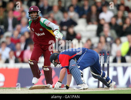 Der englische Kapitän Paul Collingwood wird während des zweiten NatWest Twenty20 International-Spiels beim Brit Oval in London von Ramdin gestolpert. Stockfoto