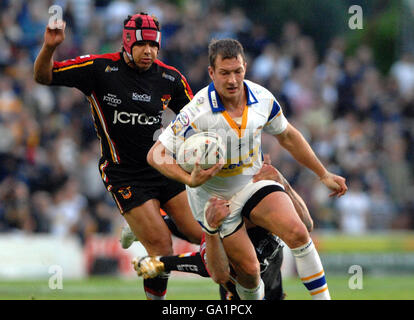 Leeds Rhinos Danny McGuire wird von Bradfords Glenn Morrison (versteckt) während des Engage Super League-Spiels in Headingley, Leeds, angegangen. Stockfoto