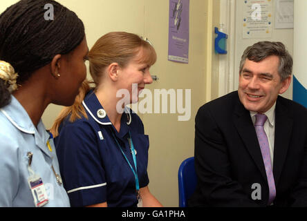 Der britische Premierminister Gordon Brown spricht mit Pflegepersonal im Kingston Hospital in Surrey, wo er und der Gesundheitsminister Alan Johnson mit Mitarbeitern zusammentraf. Stockfoto