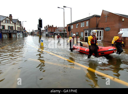 Feuerwehr- und Rettungsteams mit Booten arbeiten in Bentley in der Nähe von Doncaster weiter, da Rohre, die an große Pumpen angeschlossen sind, versuchen, die Hochwasserpegel im Stadtzentrum zu senken. Stockfoto