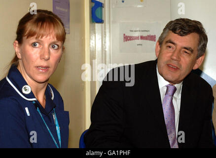 Der britische Premierminister Gordon Brown spricht mit Pflegepersonal im Kingston Hospital in Surrey, wo er und der Gesundheitsminister Alan Johnson mit Mitarbeitern zusammentraf. Stockfoto