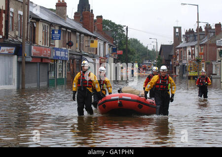 Feuerwehr- und Rettungsteams mit Booten arbeiten in Bentley in der Nähe von Doncaster weiter, da Rohre, die an große Pumpen angeschlossen sind, versuchen, die Hochwasserpegel im Stadtzentrum zu senken. Stockfoto