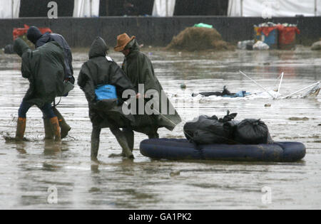 Festivalbesucher nach Hause als das Glastonbury Festival 2007 endet am würdig Bauernhof in Pilton, Somerset. PRESSEVERBAND Foto, Freitag, 22. Juni 2007. Das Festival geht schon 27 Jahre und ist jetzt das größte Musikfestival in Europa. Bildnachweis sollte lauten: Anthony Devlin/PA Stockfoto