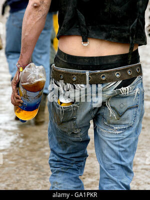 Ein Festivalbesucher trägt Apfelwein 2007 auf dem Glastonbury Festival würdig Farm in Pilton, Somerset. PRESSEVERBAND Foto, Montag, 25. Juni 2007. Das Festival geht schon 27 Jahre und ist jetzt das größte Musikfestival in Europa. Bildnachweis sollte lauten: Anthony Devlin/PA Stockfoto