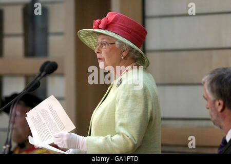 Königin Elizabeth II. Im Hauptdebattierungssaal bei der Eröffnung der dritten Sitzung des schottischen Parlaments, die heute im schottischen Parlament in Edinburgh stattfindet. Stockfoto