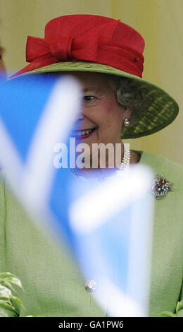 Die britische Königin Elizabeth II. Blickt auf die Reitauszug während der feierlichen Eröffnung des schottischen Parlaments in Edinburgh. Stockfoto