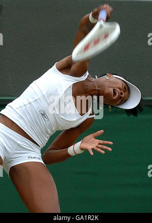 Die USA Venus Williams in Aktion gegen die japanische Akiko Morigami während der All England Lawn Tennis Championship in Wimbledon. Stockfoto