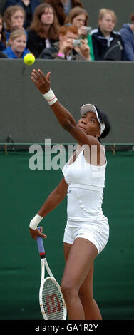 Die USA Venus Williams in Aktion gegen die japanische Akiko Morigami während der All England Lawn Tennis Championship in Wimbledon. Stockfoto