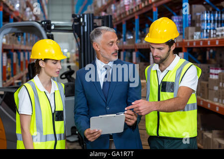 Manager und Mitarbeiter sprechen und auf der Suche nach einem tablet Stockfoto