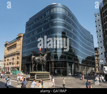 Statue des Herzogs von Wellington mit Verkehr Kegel auf Kopf, gegen moderne Bürogebäude, Glasgow, Schottland, UK, Stockfoto