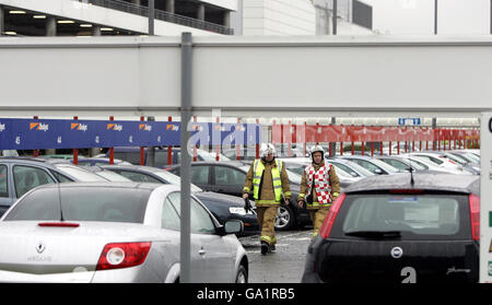 Feuerwehrleute überprüfen einen Parkplatz am Flughafen Glasgow, nachdem ein scheinbarer Autobombenangriff auf den Flughafen Glasgow gescheitert war. Stockfoto