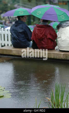 Tennis - Wimbledon Championships 2007 - Tag Sechs - All England Club. Die Fans werden auf Henman Hill erwartet, während der All England Lawn Tennis Championship in Wimbledon Regenverzögerungen spielen. Stockfoto