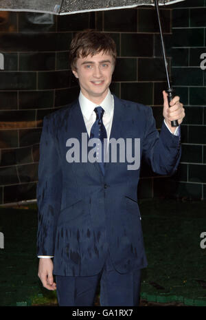 Daniel Radcliffe kommt zur britischen Premiere von Harry Potter und dem Orden des Phönix auf dem Odeon Leicester Square im Zentrum von London. Stockfoto