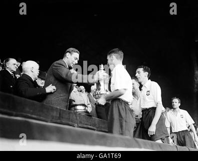 (L-R) King George VI überreicht den FA Cup dem siegreichen Kapitän Tom Smith von Preston North End Stockfoto