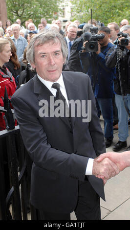 Torhüter Pat Jennings kommt zur Beerdigung von Derek Dougan in der St. Peter's Collegiate Church, Wolverhampton. Stockfoto