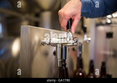 Brauer-Füllung-Bier in der Flasche Stockfoto