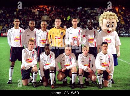 Fußball - Walkers Under-16 Internationales Turnier - England gegen Holland. England Stockfoto