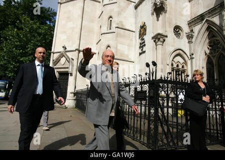 Mohamed Al Fayed kommt am Royal Courts of Justice in London an. Stockfoto