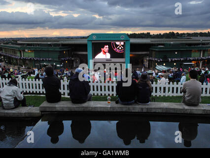 Fans beobachten von Henman Hill aus, wie der britische Tim Henman während der All England Lawn Tennis Championship in Wimbledon den spanischen Carlos Moya spielt. Stockfoto