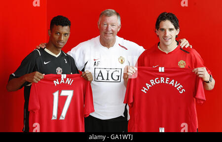 Manchester United Manager Sir Alex Ferguson (Mitte) mit den Neuverpflichtungen Nani (links) und Owen Hargreaves während einer Pressekonferenz im Akademie-Gebäude von Manchester United, Carrington. Stockfoto