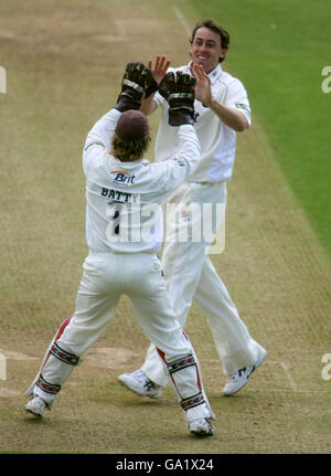 Cricket - Liverpool Victoria County Championship - Division One - Surrey V Durham - The Brit Oval. Rikki Clarke von Surrey feiert die Aufnahme des Dickens von Scott Styris aus Durham Stockfoto