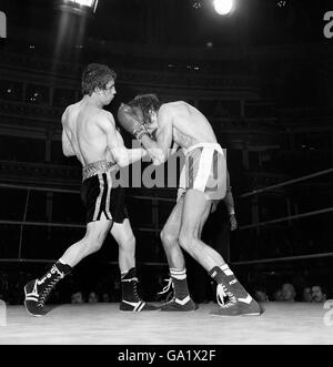 Charlie Magri, der ungeschlagene britische Flyweight-Champion, landet bei seinem achtrunden internationalen Kampf in der Royal Albert Hall heute Abend einen harten Schlag gegen seinen spanischen Gegner Manuel Carrasco, der in Europa auf Platz acht landete. Magri aus Stepney, East London, gewann den Kampf mit einer Punkteentscheidung. Stockfoto