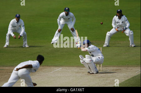 Andy Hodd von Sussex unternimmt Ausweichmanöver, um einem Türsteher aus Indien, dem Bowler RP Singh, während des Tour-Spiels auf dem County Ground, Hove, Sussex, zu entgehen. Stockfoto