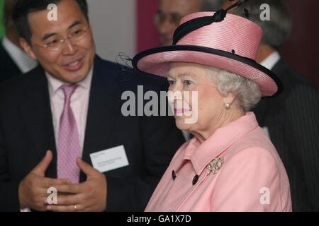 Die britische Königin Elizabeth II. Hört an der Universität in South Kensington, West London, Professor Guang Zhong Yang vom Imperial College London. Stockfoto