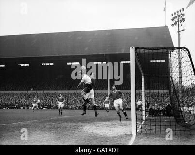 Fußball - Football League Division One - Tottenham Hotspur gegen Manchester United. Manchester United Torwart Ray Wood (c) fängt unter Druck ein Kreuz, beobachtet von Teamkollege Jackie Blanchflower (r) Stockfoto