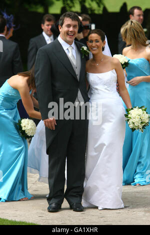 Cian Foley und Sue Ann McManus, Tochter des Rennmagnaten JP McManus, nach ihrer Hochzeit in der Martinstown Church, Co Limerick. Stockfoto