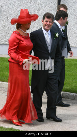 Der Rennmagnaten JP McManus und seine Frau Noeleen kommen zur Hochzeit von Tochter Sue Ann mit Cian Foley in der Martinstown Church, Co Limerick. Stockfoto