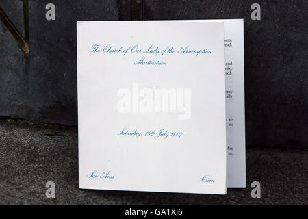 Eine Einladung zur Hochzeit von Cian Foley und Sue Ann McManus, Tochter des Rennmagnaten JP McManus, in Martinstown Church, Co Limerick. Stockfoto