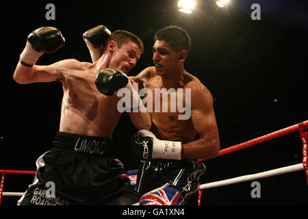 Englands Amir Khan (rechts) im Einsatz gegen Schottlands Willie Limond während des Commonwealth Lightweight Title Fight in der O2 Arena in London. Stockfoto