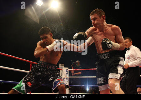 Der englische Amir Khan (links) im Kampf gegen den schottischen Willie Limond während des Commonwealth Lightweight Title Fight in der O2 Arena in London. Stockfoto