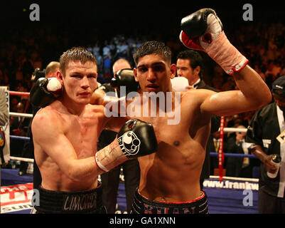 Der englische Amir Khan (rechts) feiert seinen Sieg, nachdem er den schottischen Willie Limond im Commonwealth Lightweight Title Fight in der O2 Arena in London besiegt hat. Stockfoto