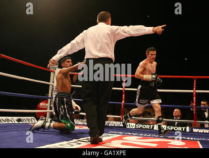 Der englische Amir Khan protestiert während des Commonwealth Lightweight Title Fight in der O2 Arena in London gegen den Schiedsrichter. Stockfoto