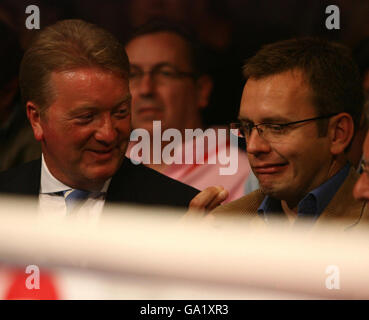 Boxen - Commonwealth Lightweight Titel - O2 Arena. Frank Warren (links) sitzt mit Andy Coulson während des Commonwealth Lightweight Title Fight in der O2 Arena in London. Stockfoto