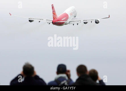 Ein Oasis Hong Kong Airlines 747 Jumbo Jet klettert steil während der Royal International Air Tattoo bei RAF Fairford. Stockfoto