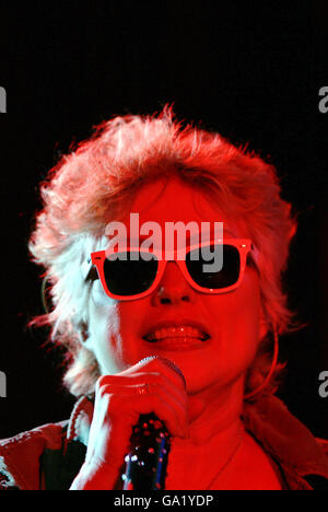 Debbie Harry von Blondie tritt auf der Bühne des Hammersmith Apollo in West London auf. Stockfoto