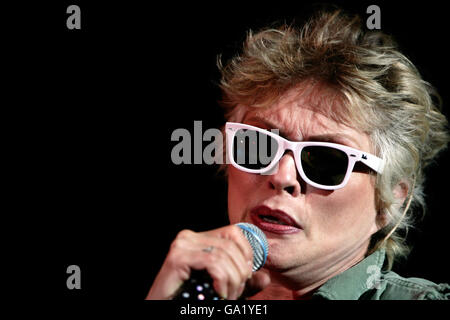Debbie Harry von Blondie tritt auf der Bühne des Hammersmith Apollo in West London auf. Stockfoto