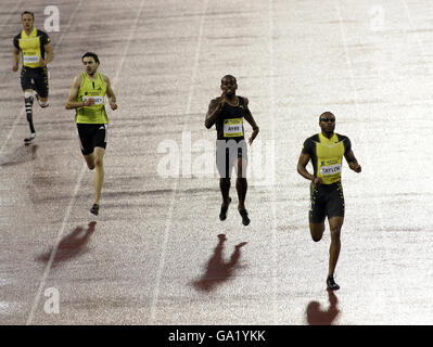 Südafrikas Oscar Pistorius (links) der Blade Runner kommt hinter dem US-Amerikaner Angelo Taylor (rechts) auf den 400 m der Männer während des Norwich Union British Grand Prix im Don Valley Stadium, Sheffield. Stockfoto