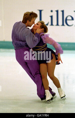 Olympische Winterspiele - Lillehammer Spiele - Eislaufen - Paare Freestyle. Jayne Torvill und Christopher Dean tanzen am Ende der Spiele in Lillehammer den Bolero Stockfoto