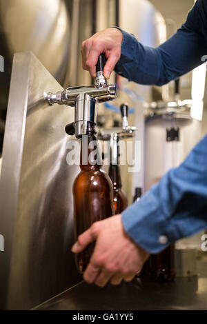 Brauer-Füllung-Bier in der Flasche Stockfoto