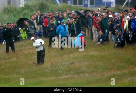 Tiger Woods schlägt aus dem Rough während der Open Championship auf den Carnoustie Golf Links in East Scotland. KEIN HANDY Stockfoto