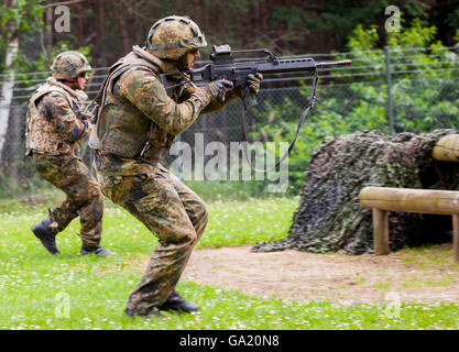 BURG / Deutschland - 25. Juni 2016: deutscher Soldat feuert mit Hk g 36 Gewehr, am Tag der offenen Tür in der Kaserne Burg / Deutschland am 25. Juni 2016 Stockfoto