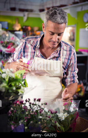 Männliche Blumengeschäft Blumen Wasser Aufsprühen Stockfoto