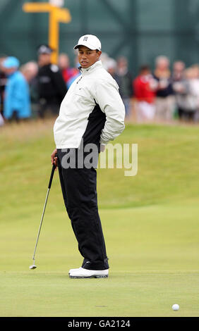 Golf - die 136. Open Championship 2007 - Tag 1 - Carnoustie. Der US-amerikanische Tiger Woods reagiert, nachdem er während der 136. Open Championships in Carnoustie, Schottland, eine Birdie-Chance auf das 7. Loch verpasst hat. Stockfoto