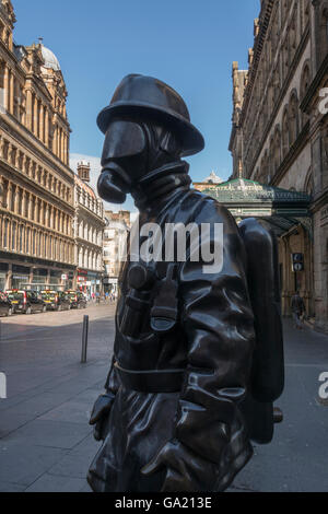 Bürger-Feuerwehrmann öffentliches Denkmal von Scots Künstler Kenny Hunter, Gordon Street, Glasgow, Scotland, UK, Stockfoto